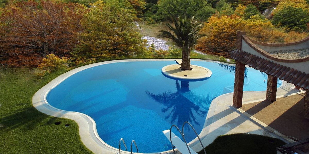 Piscina a bordo sfioro in cemento