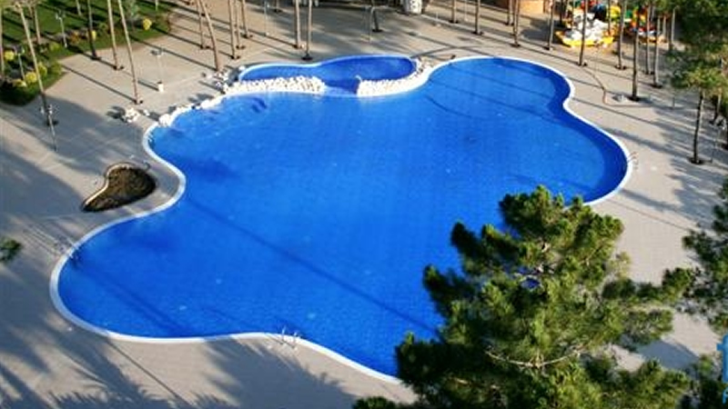 Piscina pubblica con rivestimento in marmo