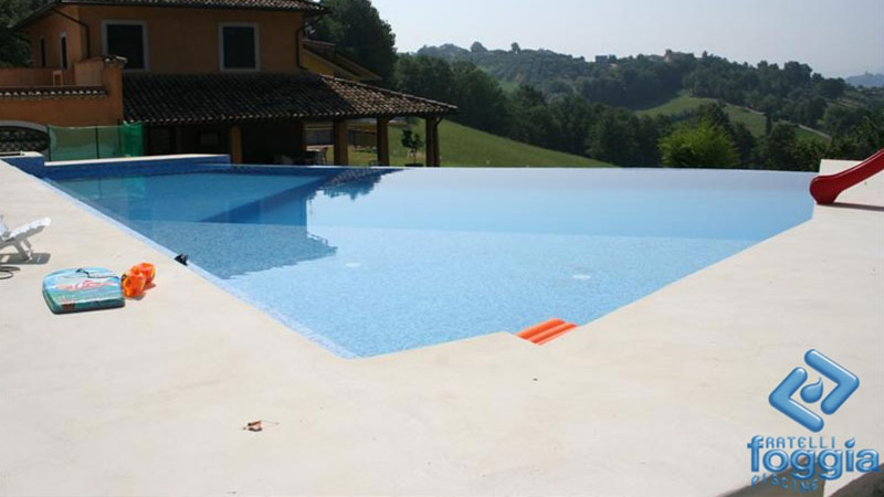 Piscina in cemento bordo sfioro a cascata