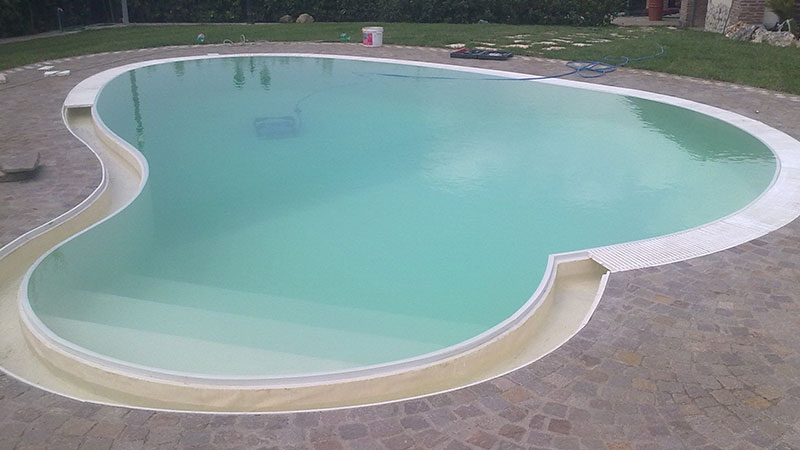 Piscina in cemento a forma libera