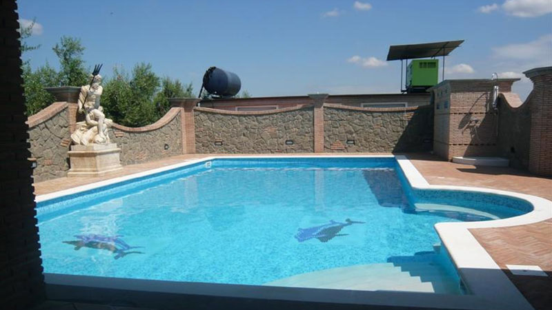 Piscina in cemento Skimmer con mosaico